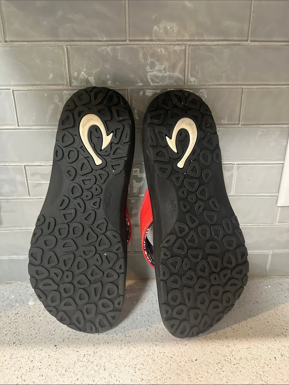 NWOT OLU KAI flip flops mens size 13
